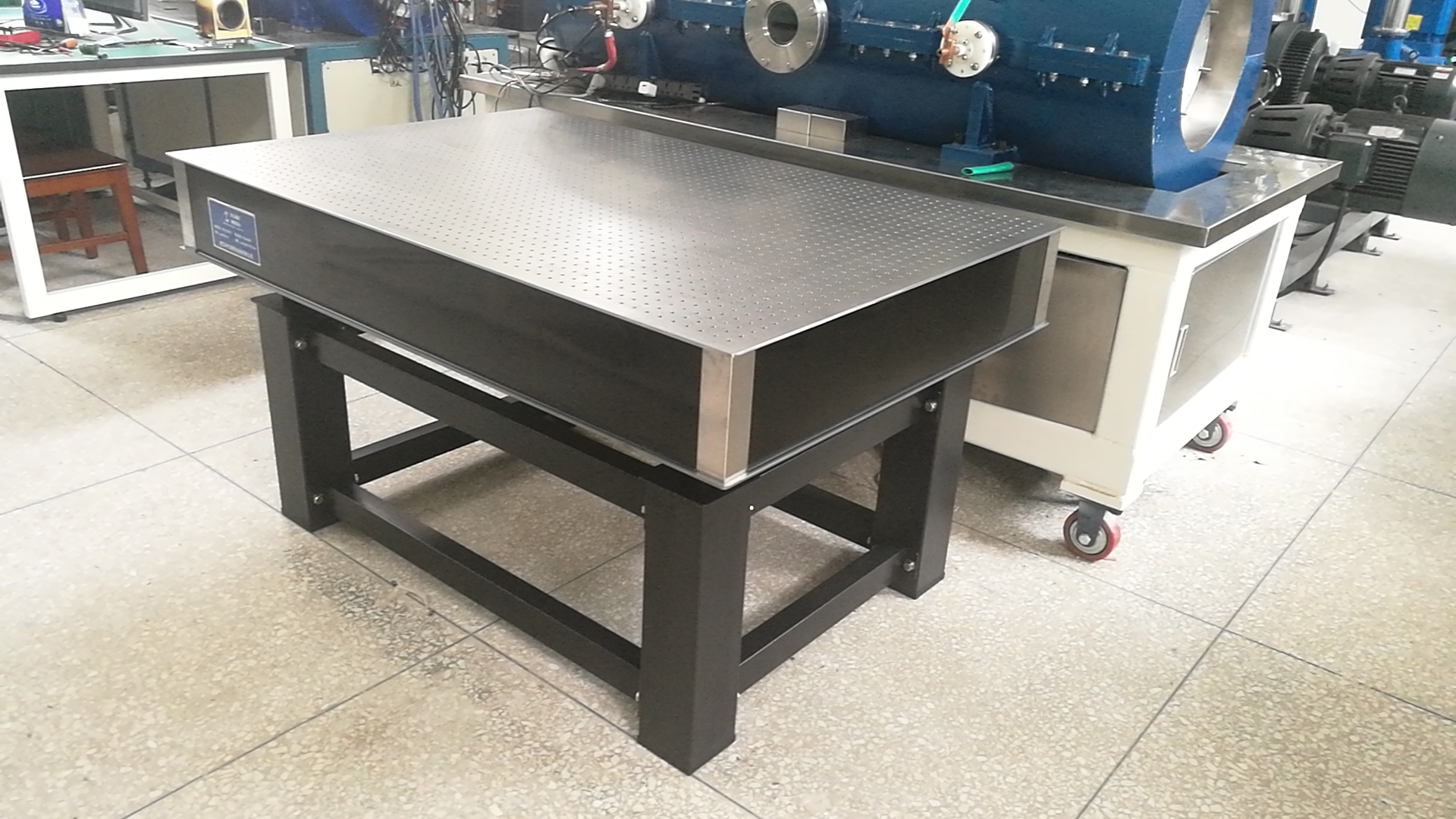 成都大学阻尼光学平台安装(图2) 成都大学阻尼光学平台安装(图2)