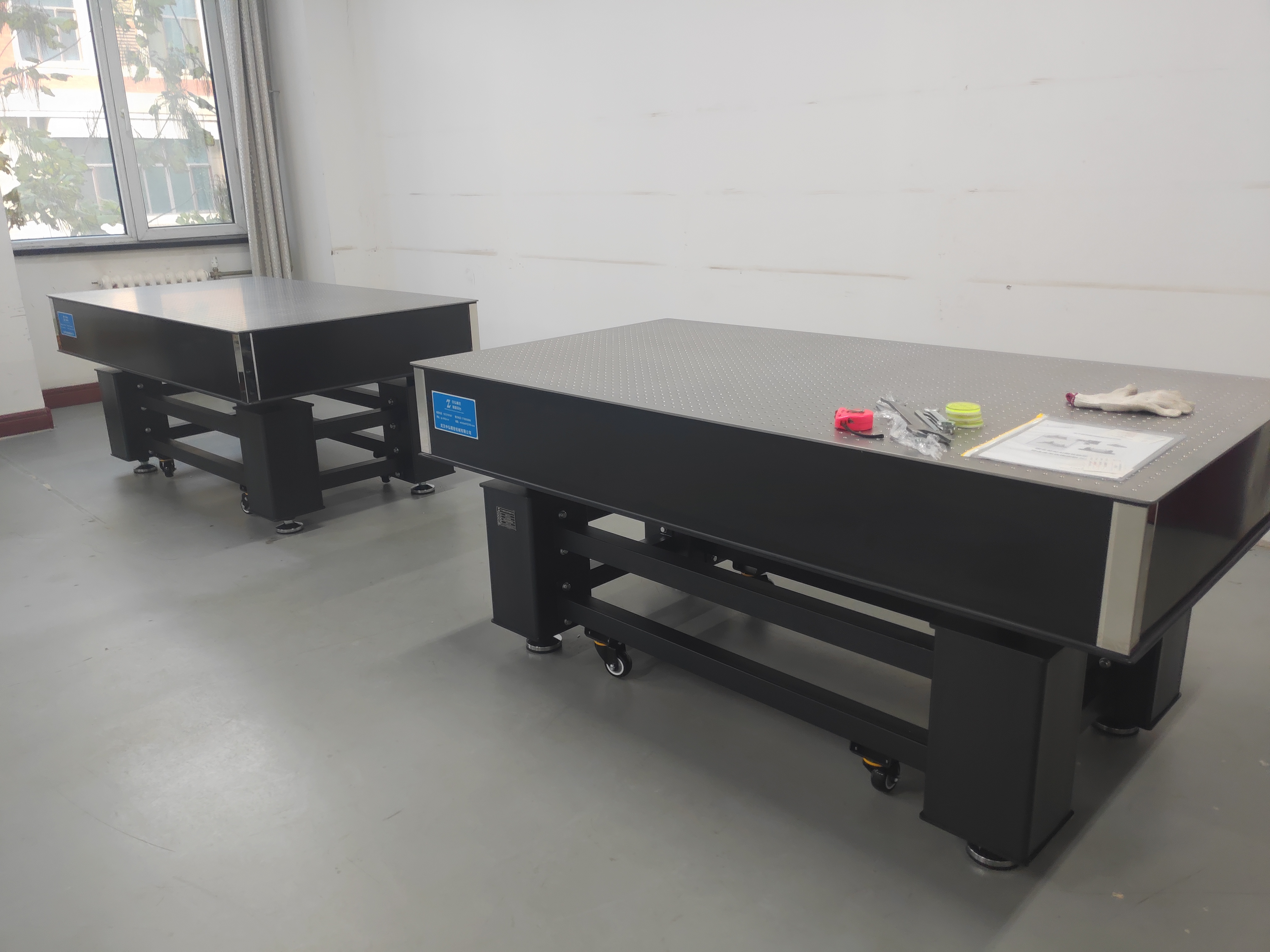 太原理工大学物电学院精密阻尼光学平台安装(图3) 太原理工大学物电学院精密阻尼光学平台安装(图3)