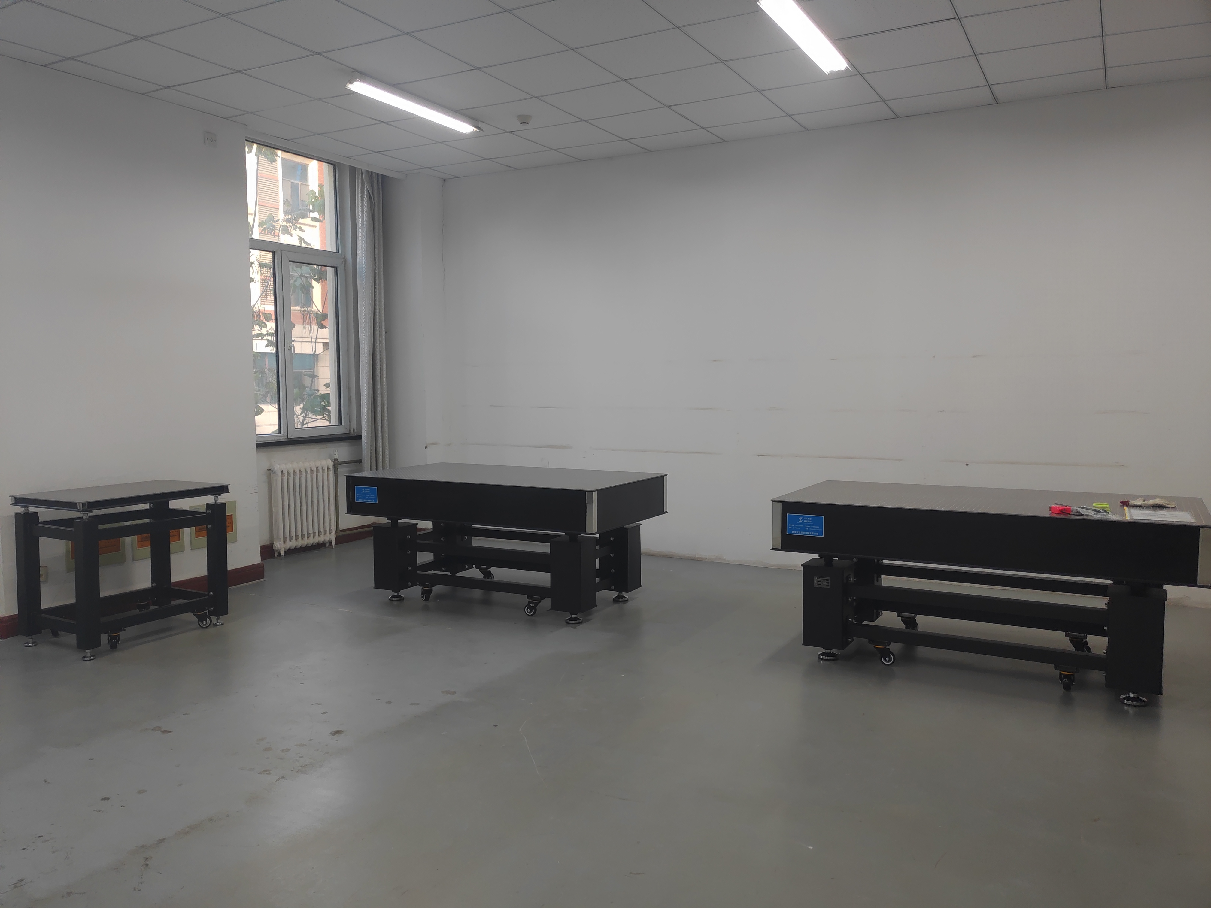 太原理工大学物电学院精密阻尼光学平台安装(图1) 太原理工大学物电学院精密阻尼光学平台安装(图1)